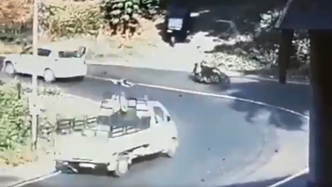 VIDEO: Un niño cae del auto en el que viajaba al abrirse la puerta trasera en una curva