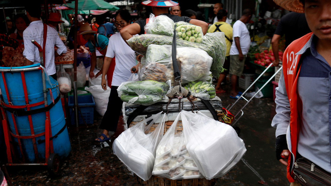 Tailandia prohíbe las bolsas de plástico de un solo uso pero los residentes hallan alternativas creativas