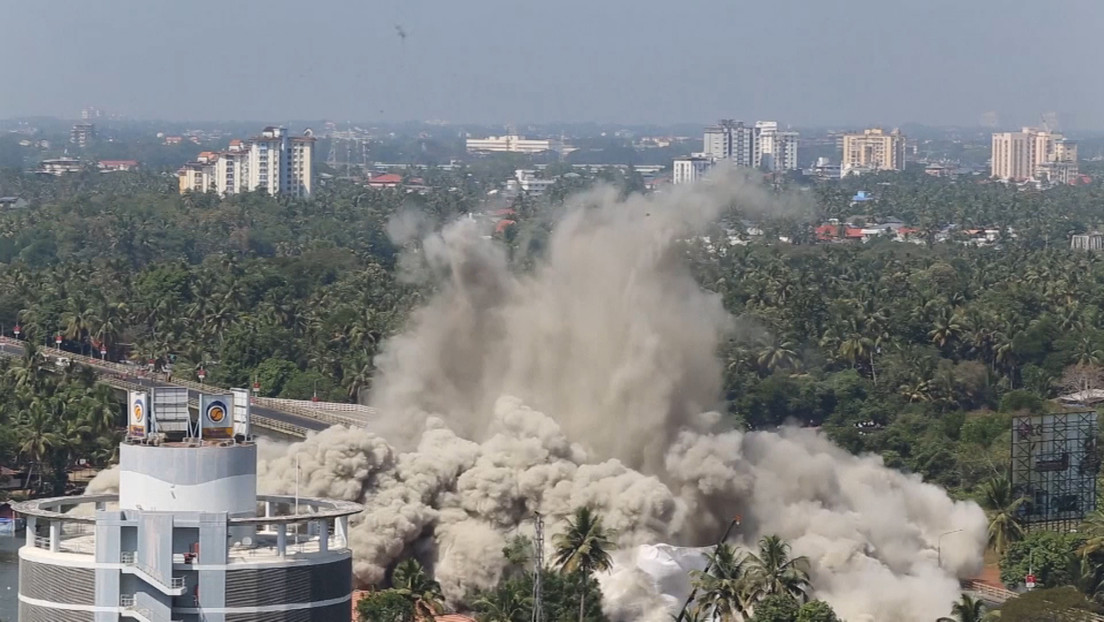 VIDEO: Reducen a escombros en cuestión de segundos dos complejos de apartamentos en la India