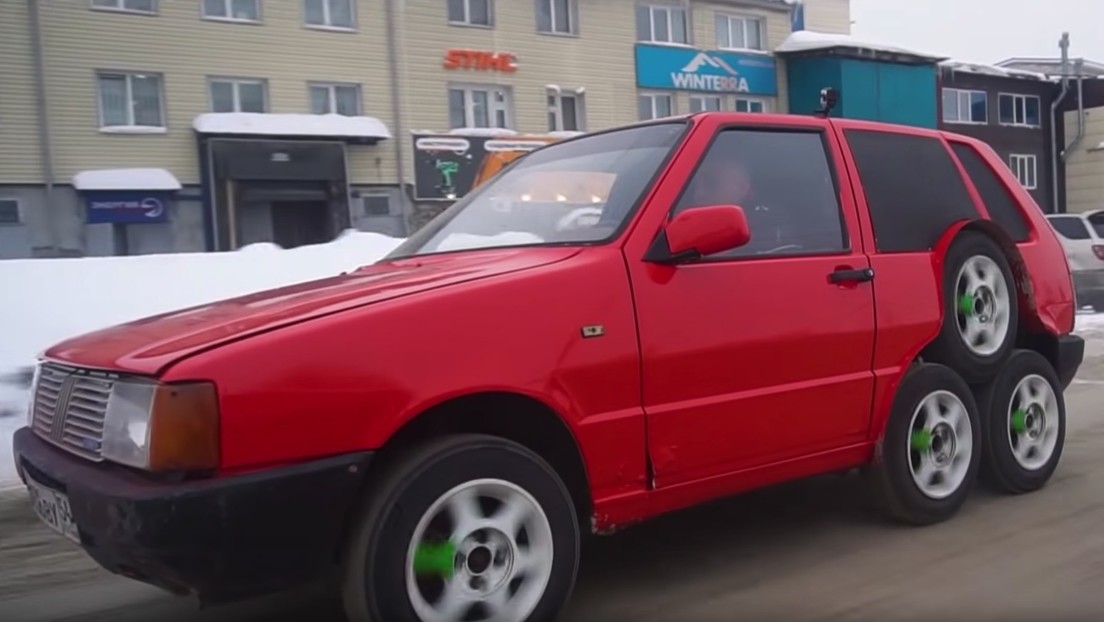 Mecánicos rusos sorprenden al convertir un viejo coche en un raro 'monstruo' de 8 ruedas (pero tiene una trampa)