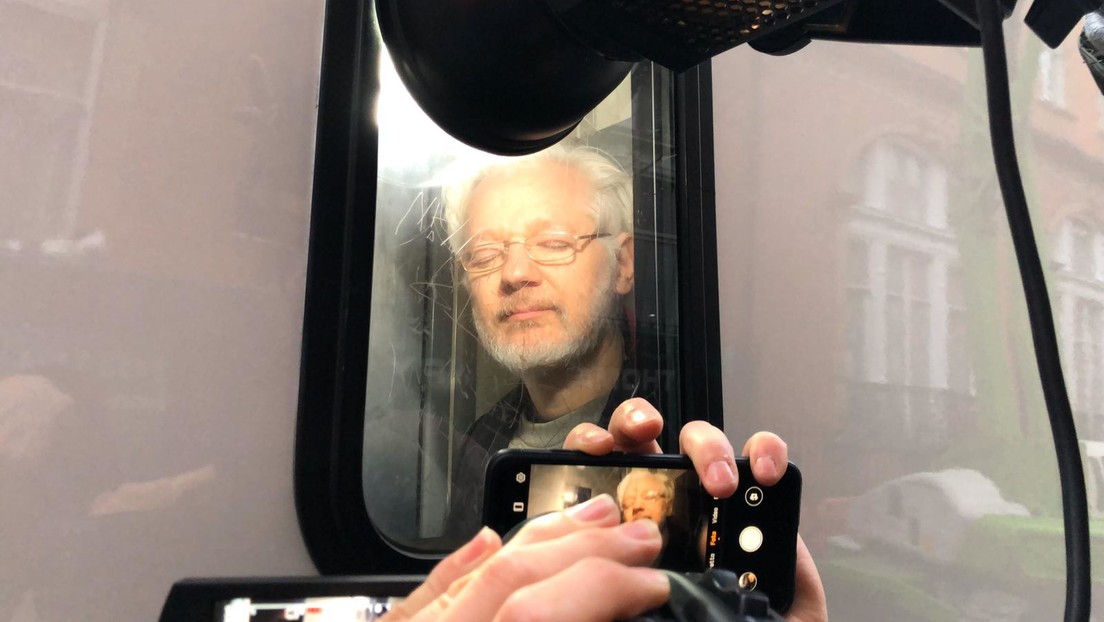 Graban a Assange en un furgón a su salida de un tribunal en Londres tras una audiencia sobre su extradicción a EE.UU. (VIDEO)