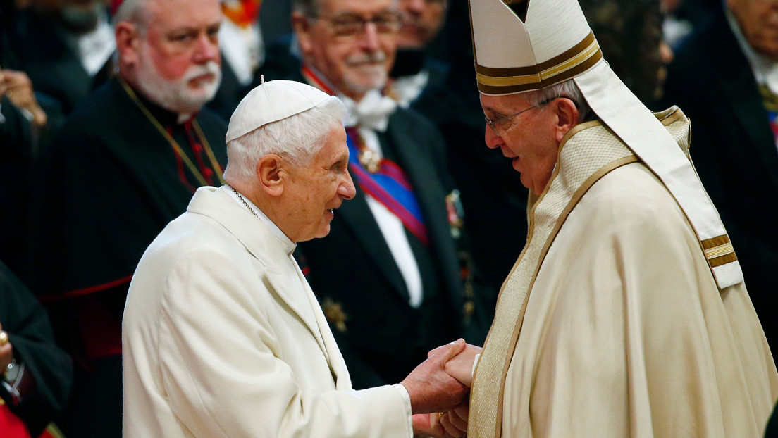 Benedicto XVI defiende el celibato sacerdotal en la Iglesia católica, oponiéndose a la postura del papa Francisco