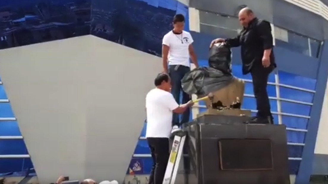 VIDEO: El ministro de Deportes de Bolivia destruye a martillazos un busto de Evo Morales