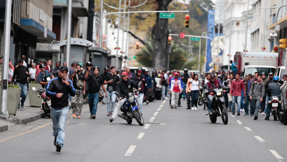 Diputados opositores en Venezuela denuncian un "ataque" a la camioneta en que se trasladaban en Caracas