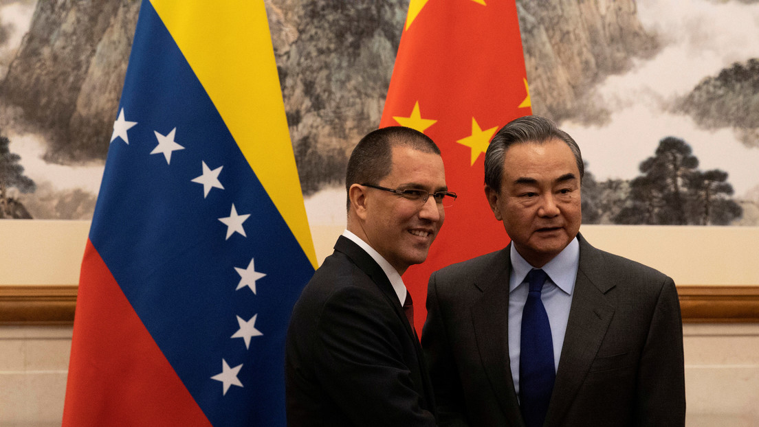 China dispuesta a trabajar con la comunidad internacional para promover el diálogo en Venezuela
