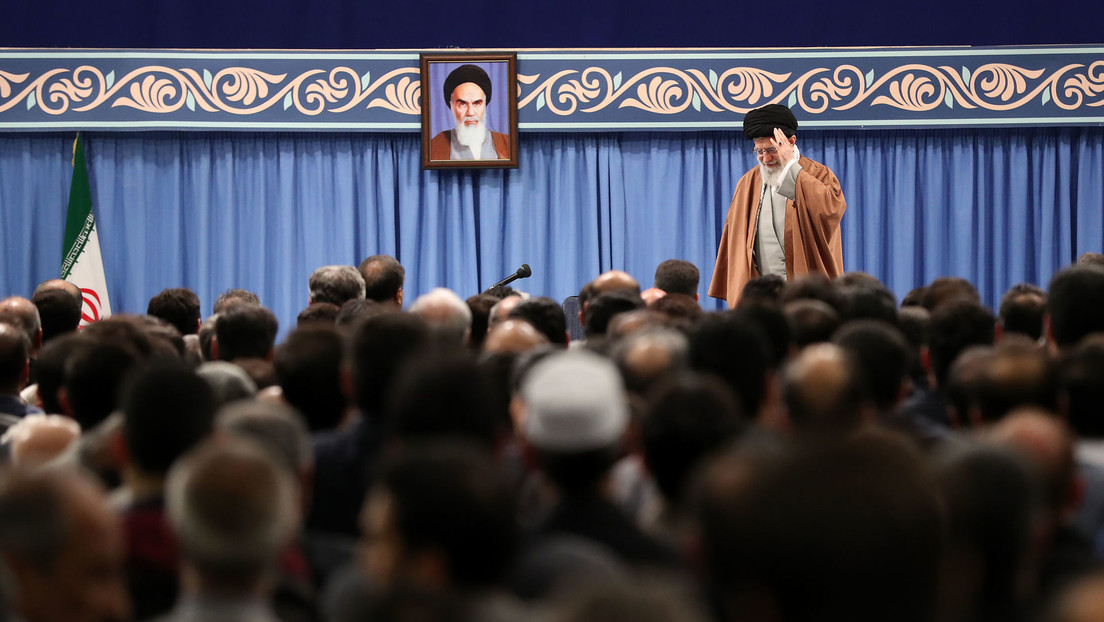 Jameneí da su primer sermón en ocho años y asegura que los ataques de Irán contra objetivos de EE.UU. muestran "la mano de Dios"