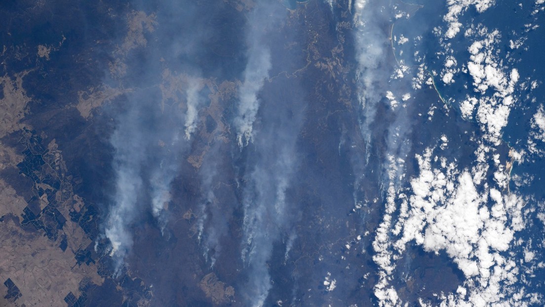 FOTOS: Una astronauta capta impresionantes imágenes de densas columnas de humo sobre Australia