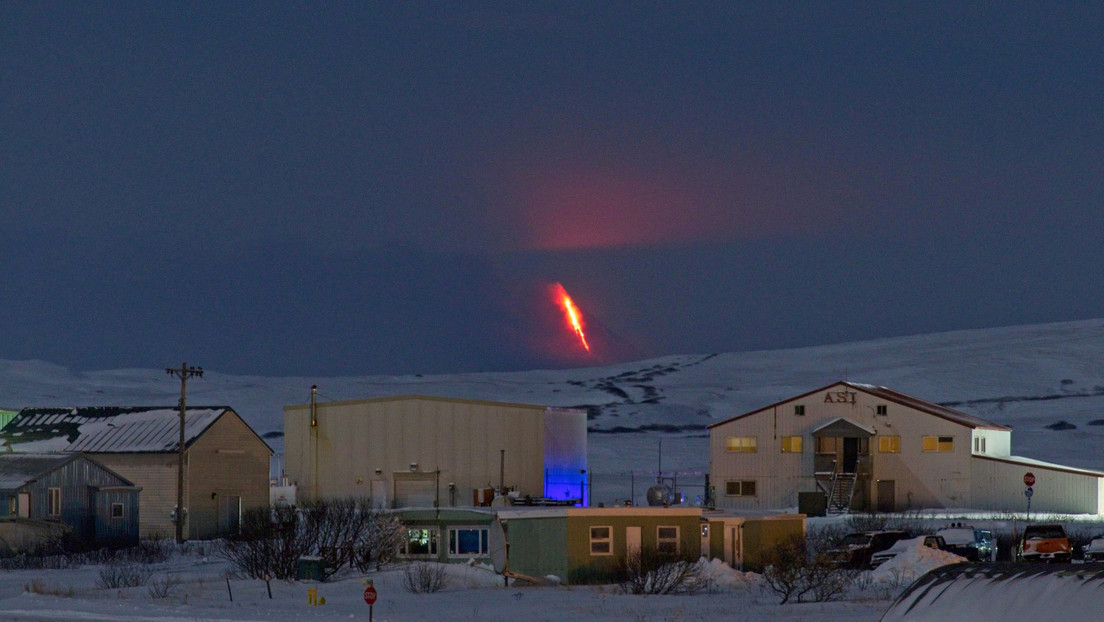 FOTOS: Uno de los volcanes más activos de Alaska entra en erupción y expulsa una gigantesca columna de ceniza