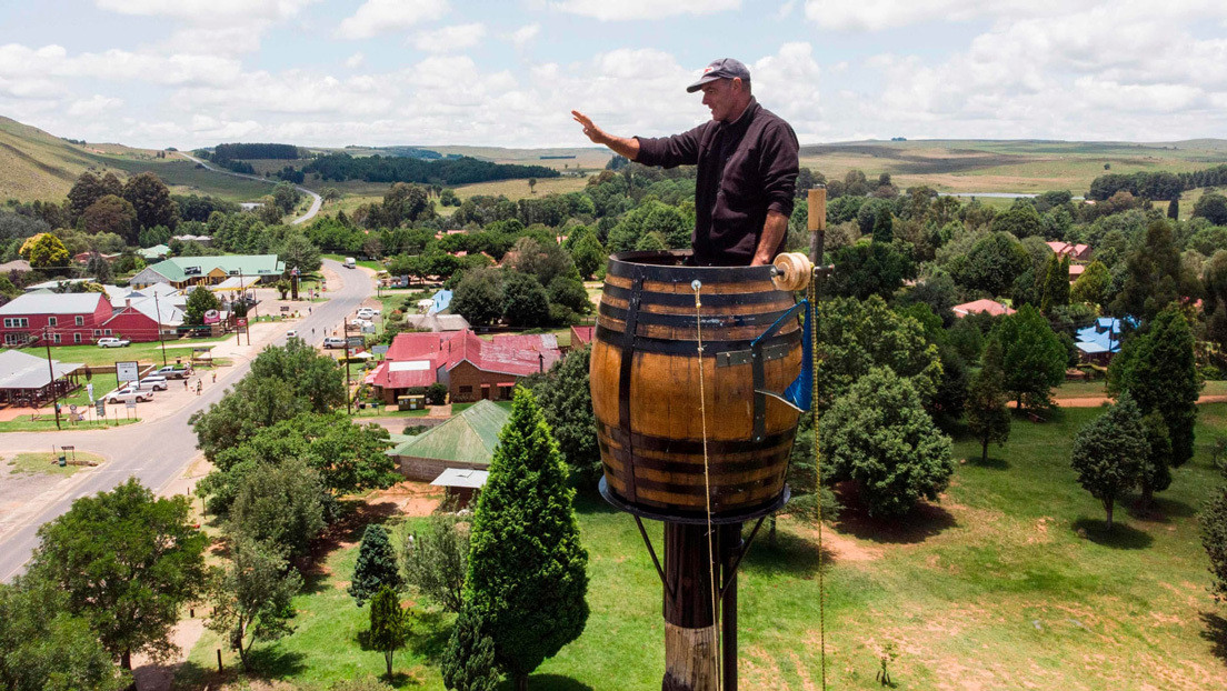 ¿Nuevo Simeón el Estilita?: un sudafricano lleva dos meses dentro de un barril sobre un alto pilar y no piensa bajar (FOTOS)