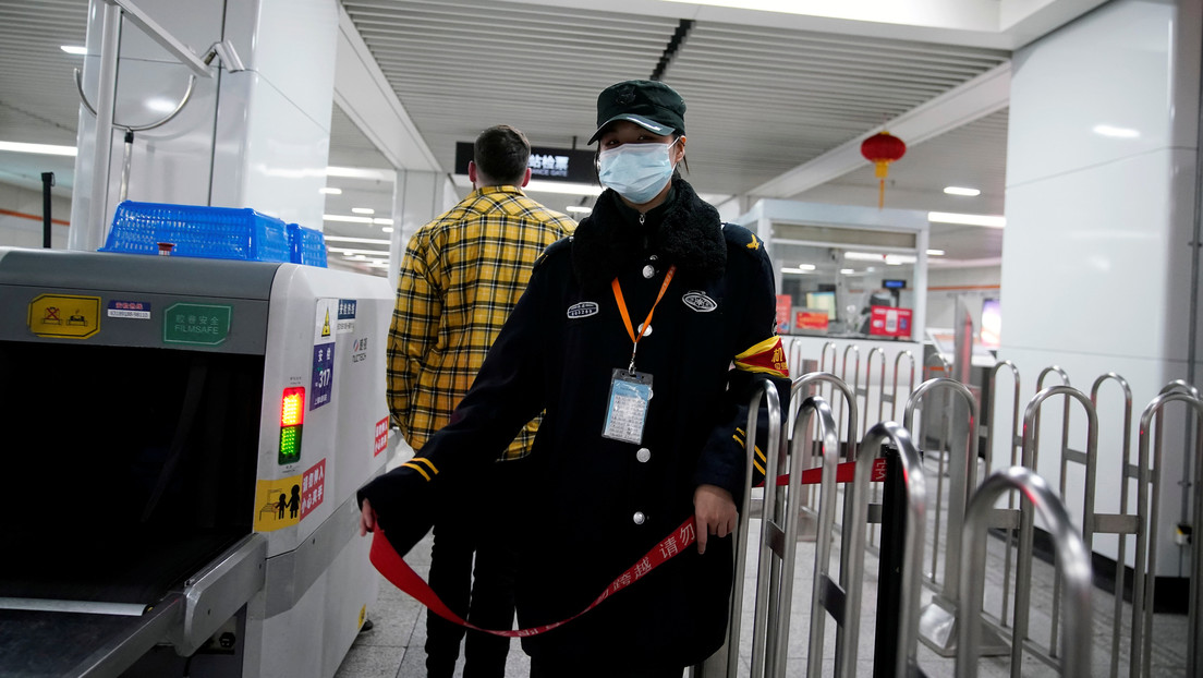 Diez ciudades chinas suspenden sus conexiones de transporte por el brote de coronavirus