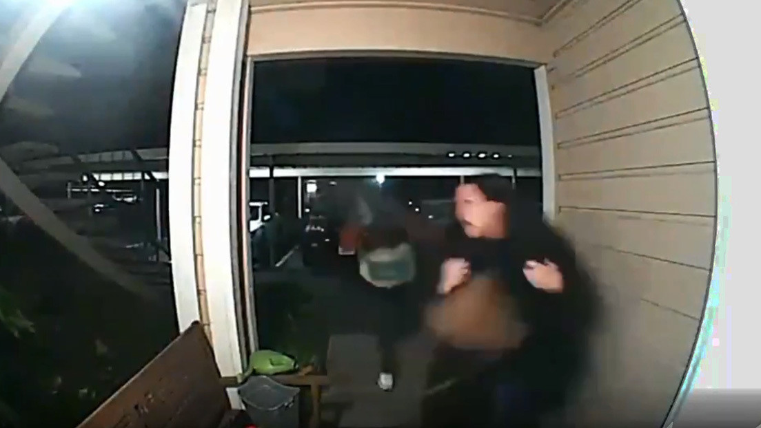 VIDEO: Una mujer sufre un violento robo a mano armada en la entrada de su propia casa en EE.UU.