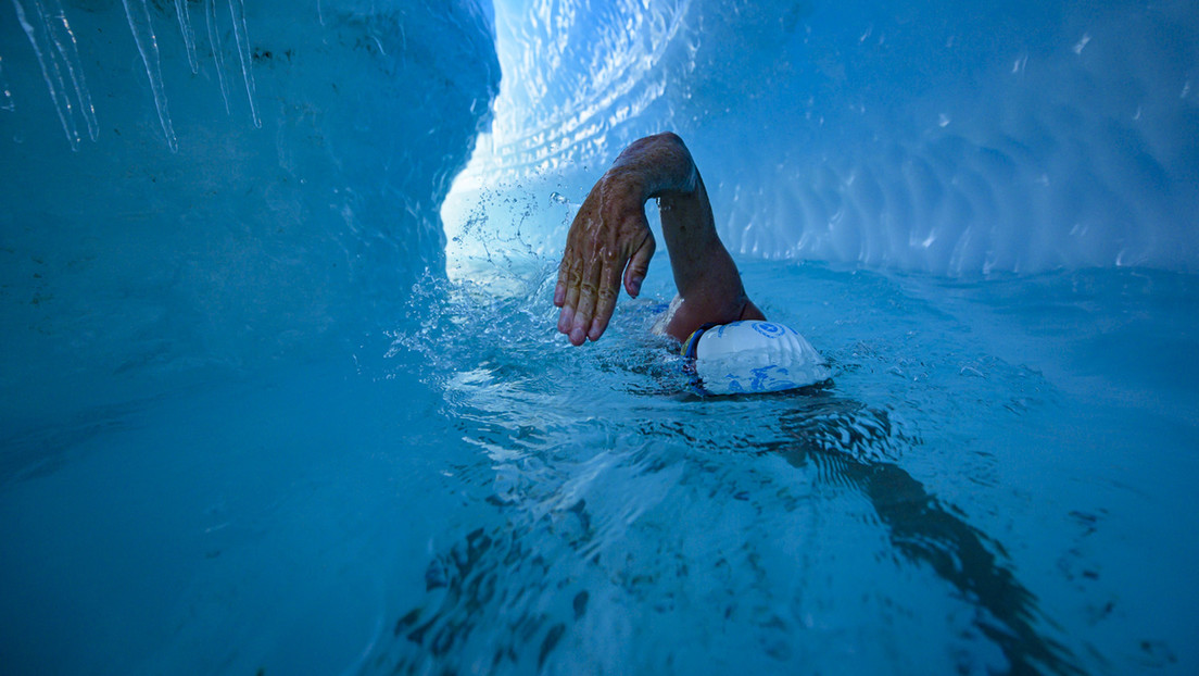 Se convierte en la primera persona en nadar bajo una capa de hielo antártico para alertar sobre el calentamiento global (FOTOS)