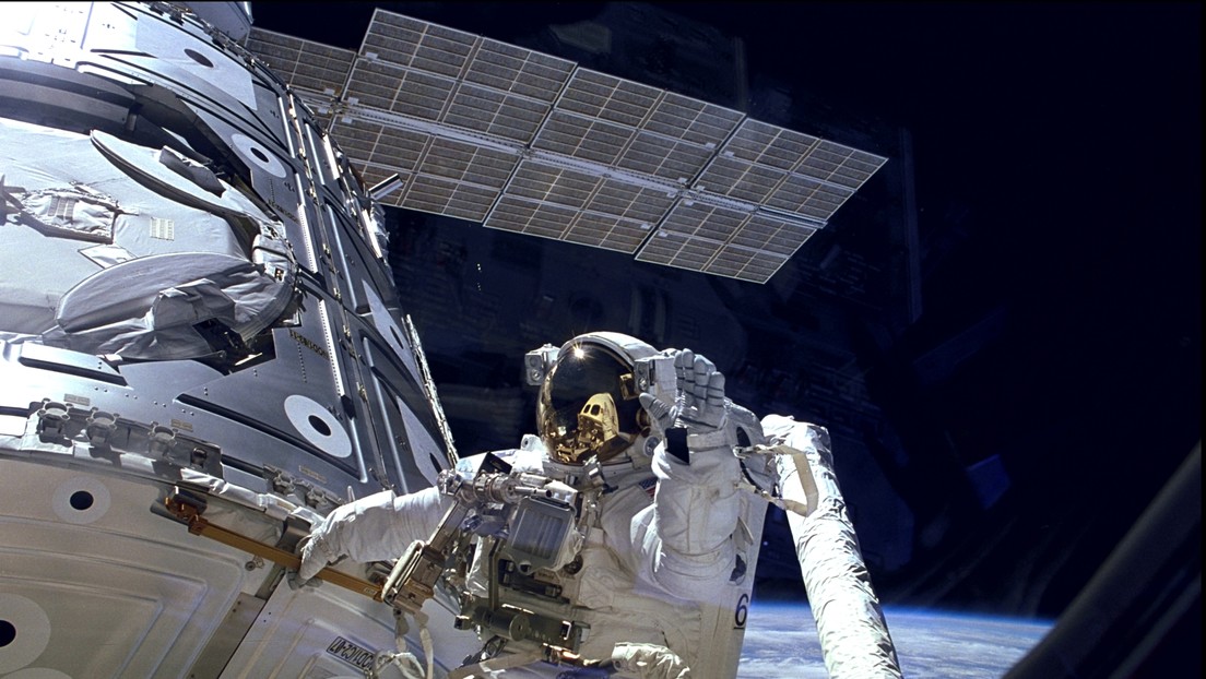VIDEO: Astronautas realizan una caminata espacial para completar reparaciones en la EEI