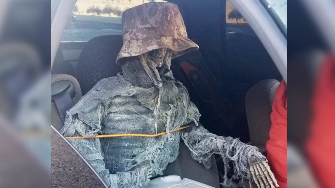 Un conductor viaja con un esqueleto falso como acompañante para usar un carril preferencial