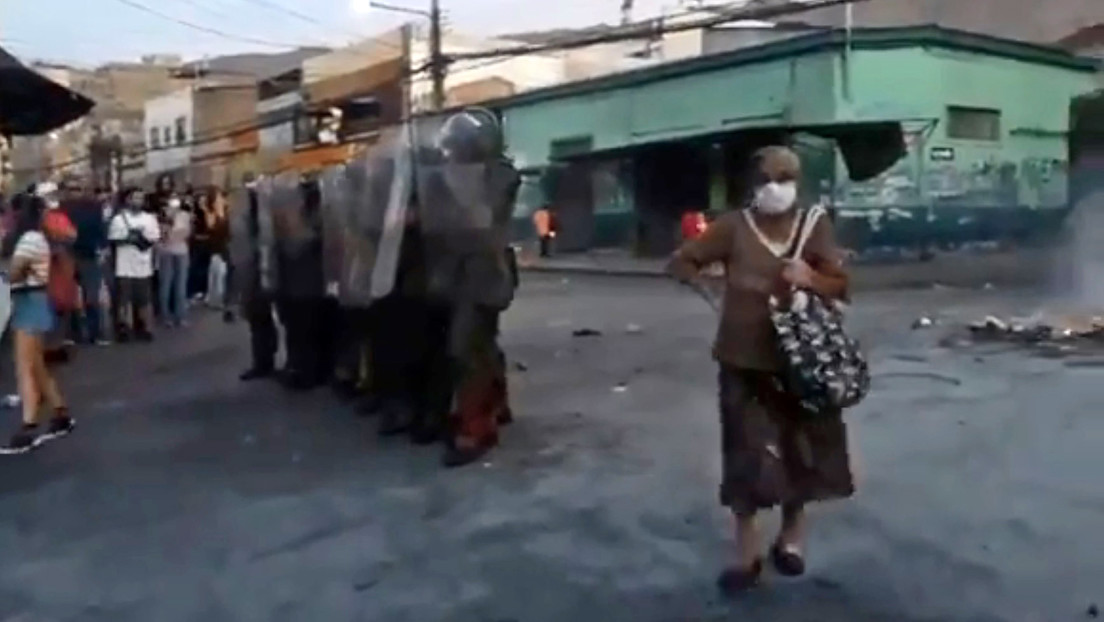 VIDEO: La 'abuelita revolucionaria" que se hizo viral por apoyar las barricadas frente a los carabineros en Chile
