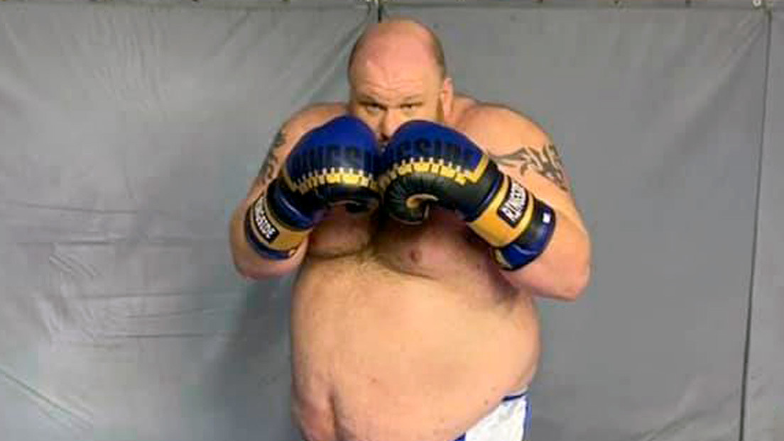 VIDEO: Exluchador de artes marciales mixtas de 186 kilos sufre un violento nocaut en su debut en el boxeo