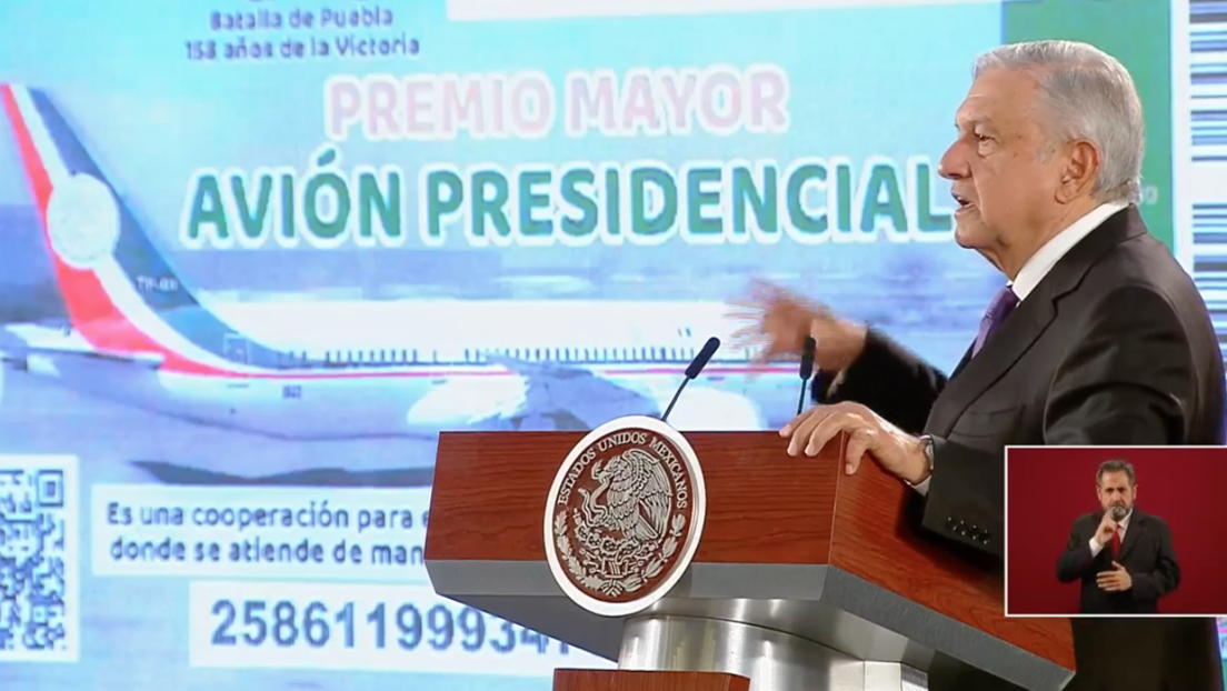 López Obrador presenta el boleto del sorteo para rifar el lujoso avión presidencial