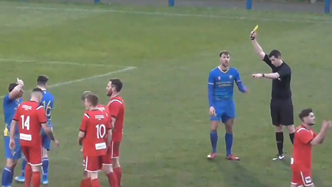 VIDEO: Un futbolista comete dos faltas muy duras en 12 segundos y el árbitro le amonesta con tres tarjetas seguidas