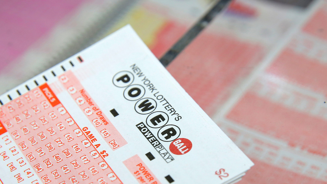 Compra un solo boleto de lotería y se lleva un multimillonario premio gordo con una probabilidad de ganar de una en 292 millones