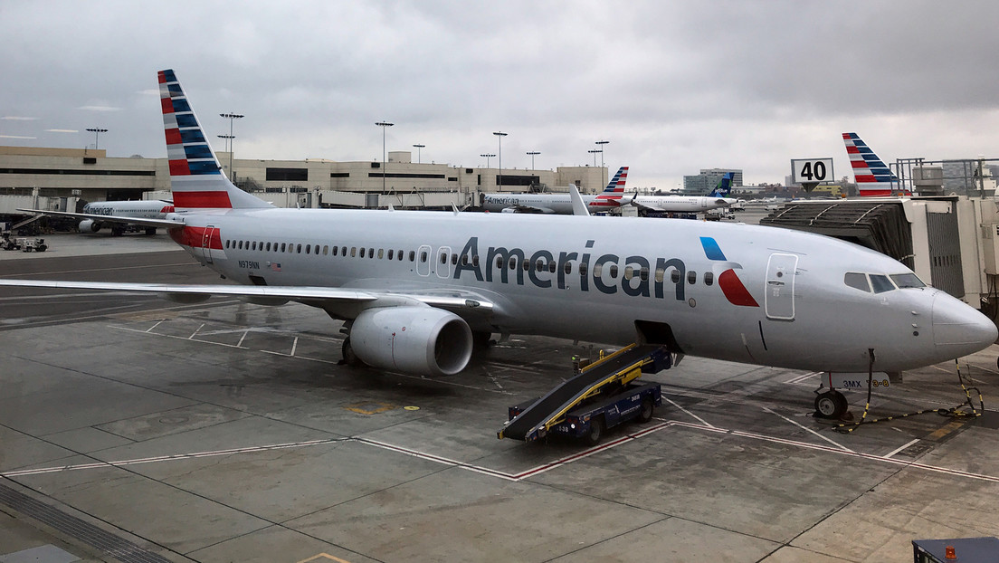 FOTO: Un hombre sube a bordo de un avión de American Airlines llevando una máscara de gas y siembra el pánico entre los pasajeros