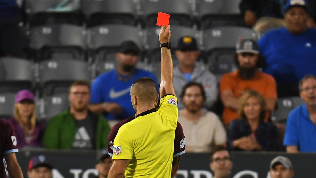 Inédita doble expulsión: recibe la tarjeta roja, ingresa otra vez y el árbitro lo manda de nuevo al vestuario (VIDEO)