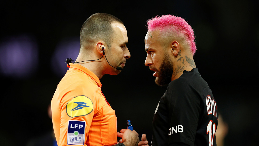 "¿Que hable francés? ¡vete al diablo!": Neymar se enfrenta a un árbitro tras recibir una amarilla por uno de sus habituales sombreros