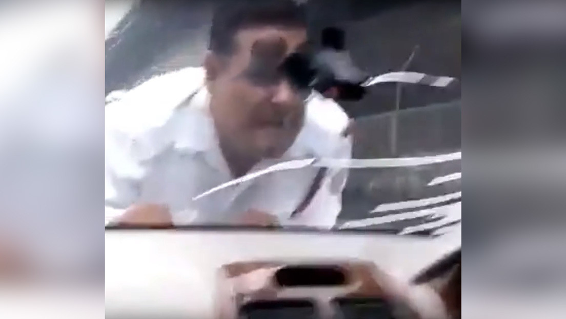 'Rápidos y furiosos': un policía es arrastrado sobre el capó de un coche mientras intenta capturar a un sospechoso (VIDEO)