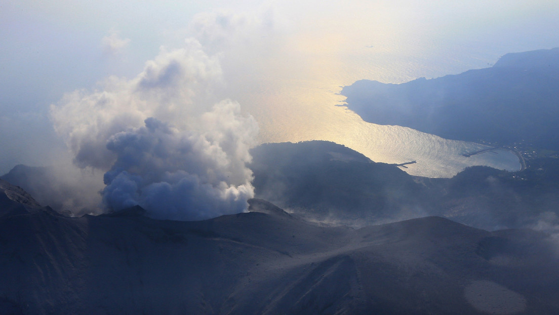 VIDEO: Un volcán japonés entra en erupción y arroja cenizas a 7.000 metros de altura