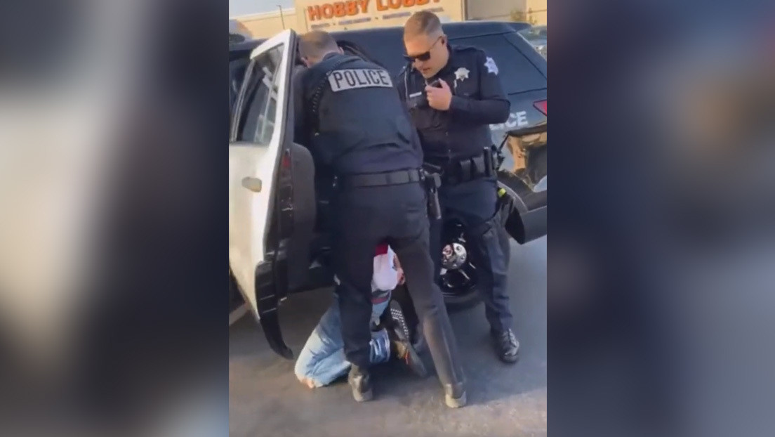 VIDEO: Policía arresta a un menor de edad con epilepsia tras sufrir un ataque en un restaurante de EE.UU.