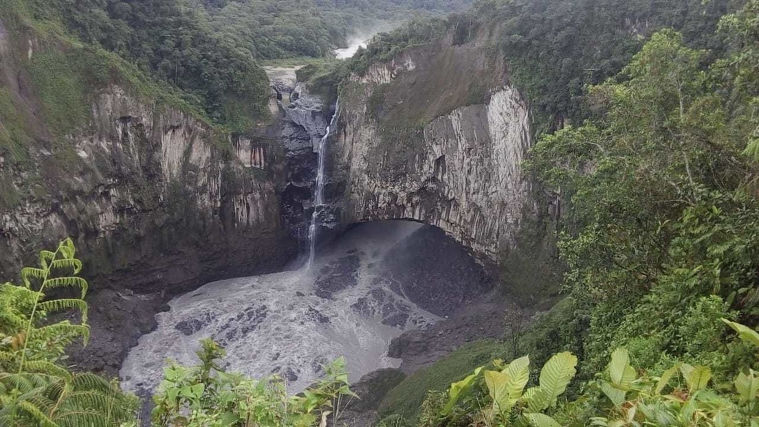 VIDEO: El momento en que una implosión deja casi sin agua a la cascada más alta de Ecuador