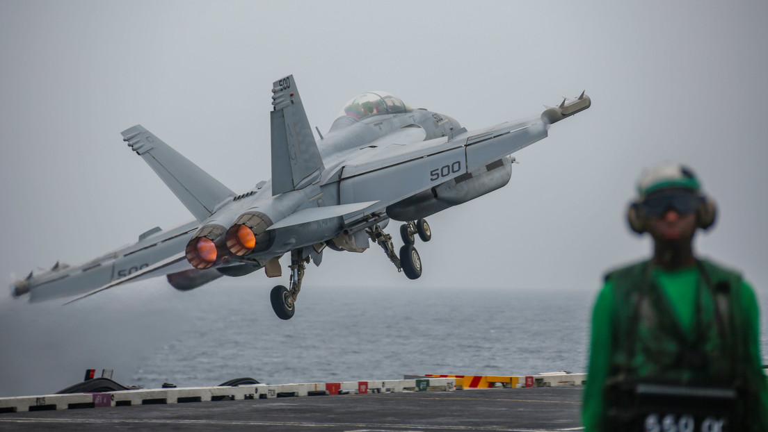 Dos cazas de la Armada de EE.UU. vuelan controlados desde otro avión como si fueran drones