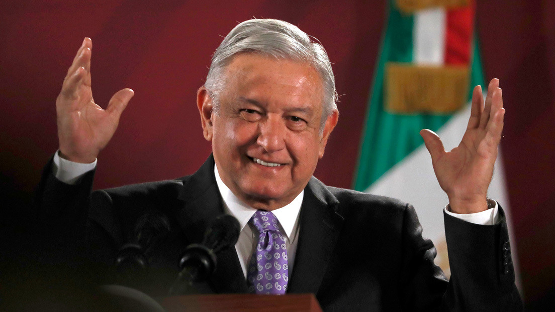 VIDEO: Los consejos que "el diablito de las redes sociales" le da al mandatario mexicano y la ola de memes que generó