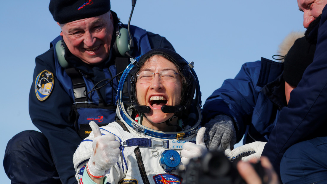 Regresa a la Tierra la astronauta Christina Koch, la mujer que más tiempo permaneció en el espacio