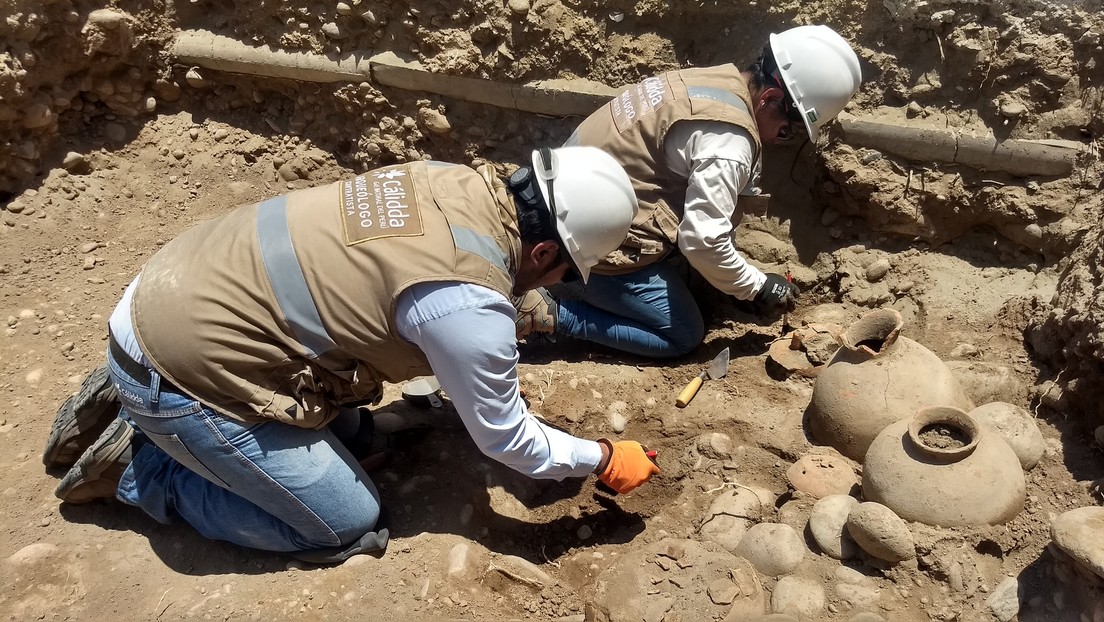 Empiezan a excavar una calle en Lima y descubren un cementerio de 1.800 años