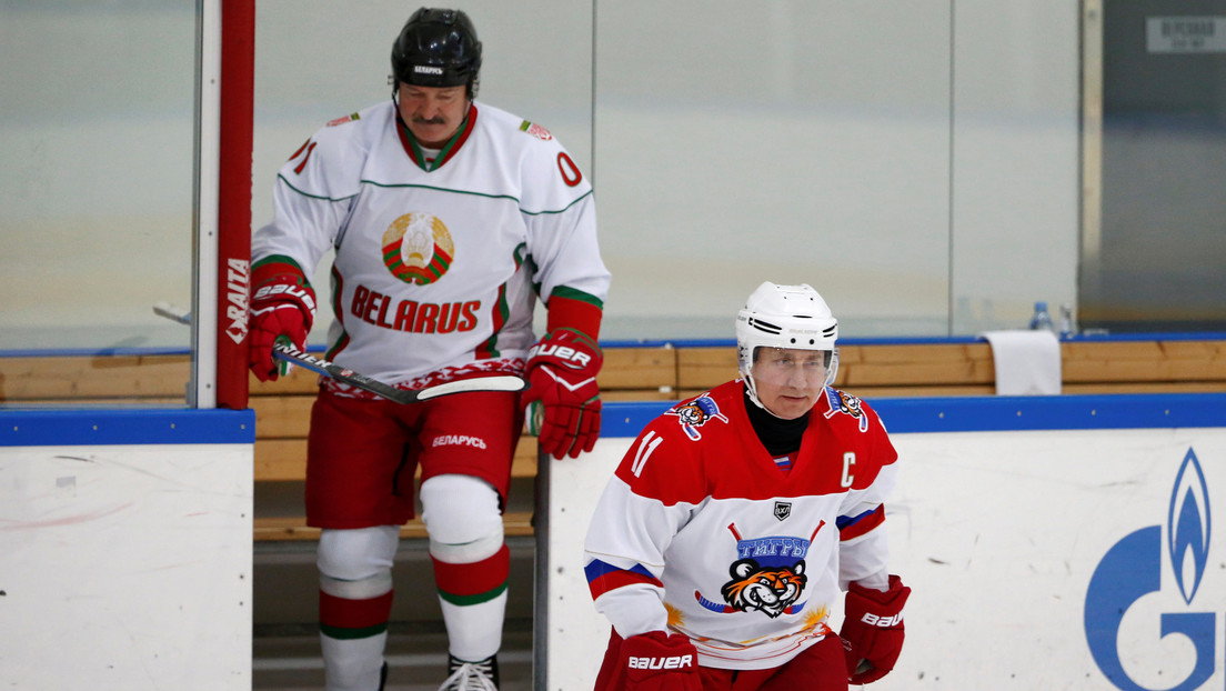 Putin y Lukashenko juegan hockey durante negociaciones (VIDEO)