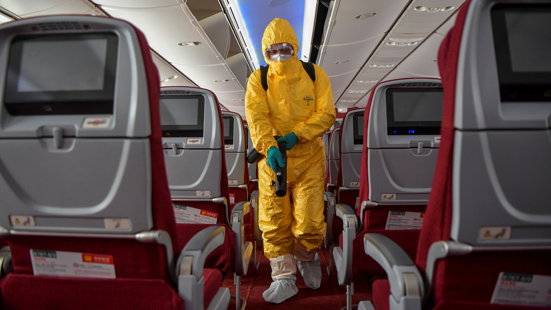 Las autoridades sanitarias chinas advierten contra el uso excesivo de trajes protectores en medio de la epidemia de coronavirus