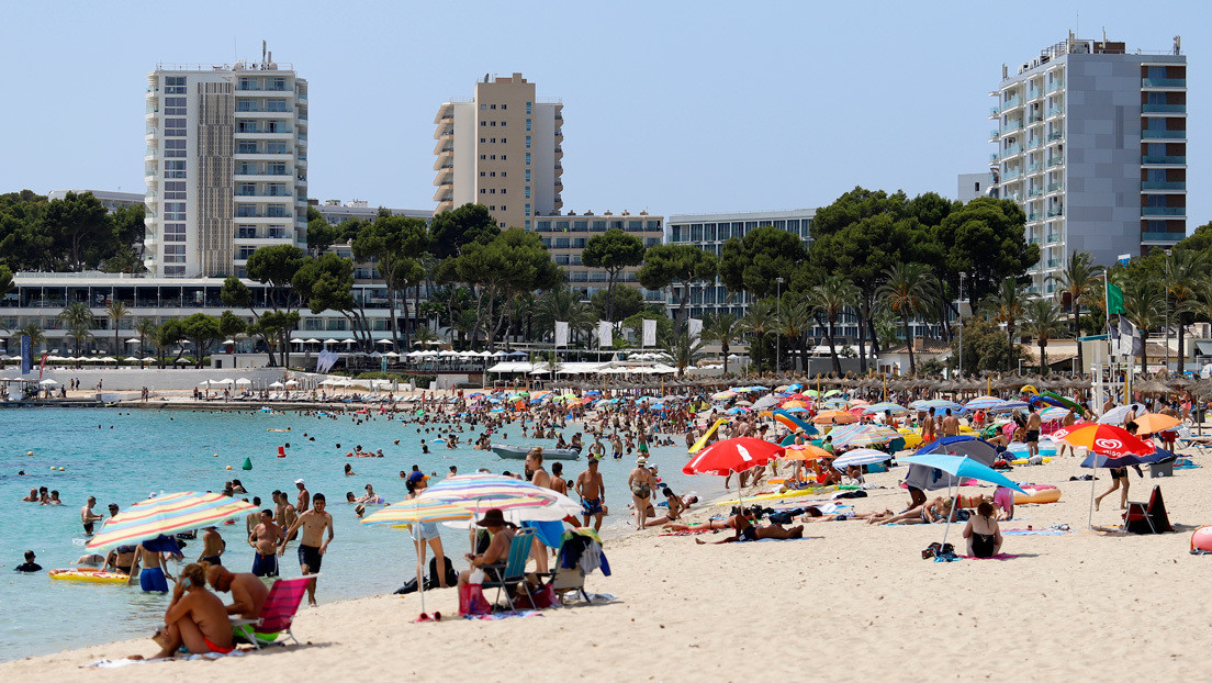 Los hoteles de las islas Baleares quieren que los clientes firmen un documento de buena conducta para combatir el "turismo de borrachera"