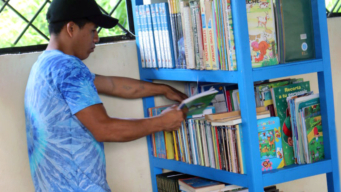 Biblioselvas, la iniciativa familiar que ha instalado bibliotecas en escuelas rurales de la Amazonía