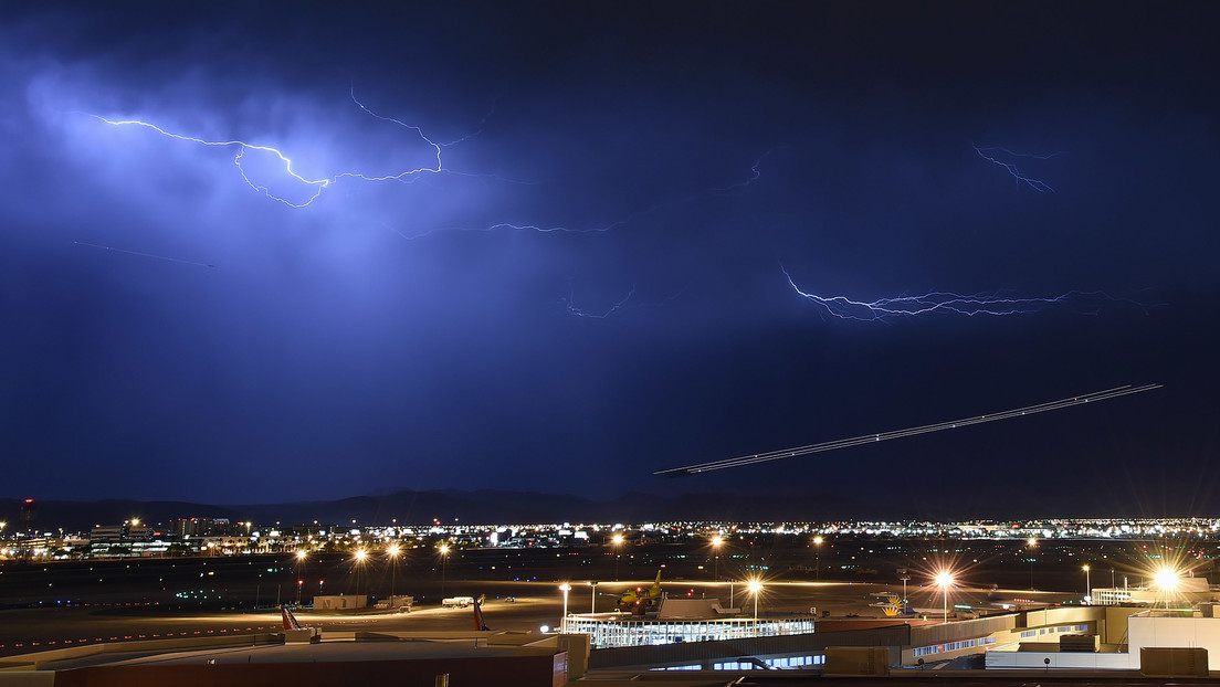 Momento en el que un rayo alcanza a un avión de pasajeros en pleno vuelo durante la tormenta Ciara