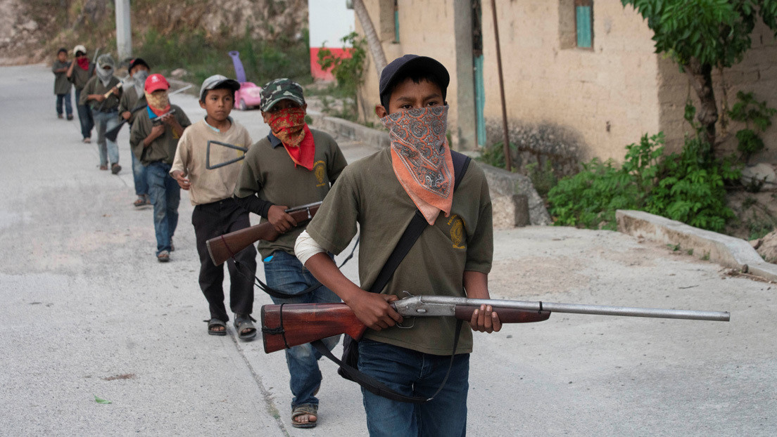 Policía comunitaria y gobierno pactan el desarme de niños reclutados en el estado mexicano de Guerrero