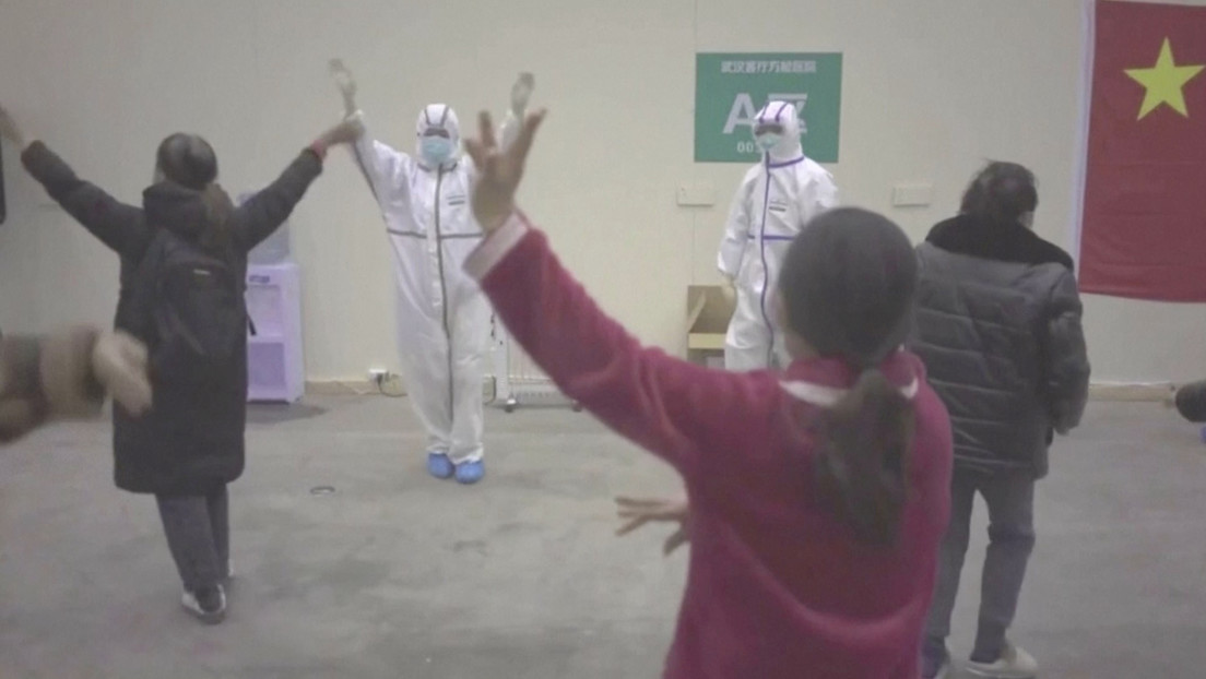 VIDEO: Personal médico de un hospital en Wuhan con trajes de protección baila con pacientes con coronavirus para animarlos
