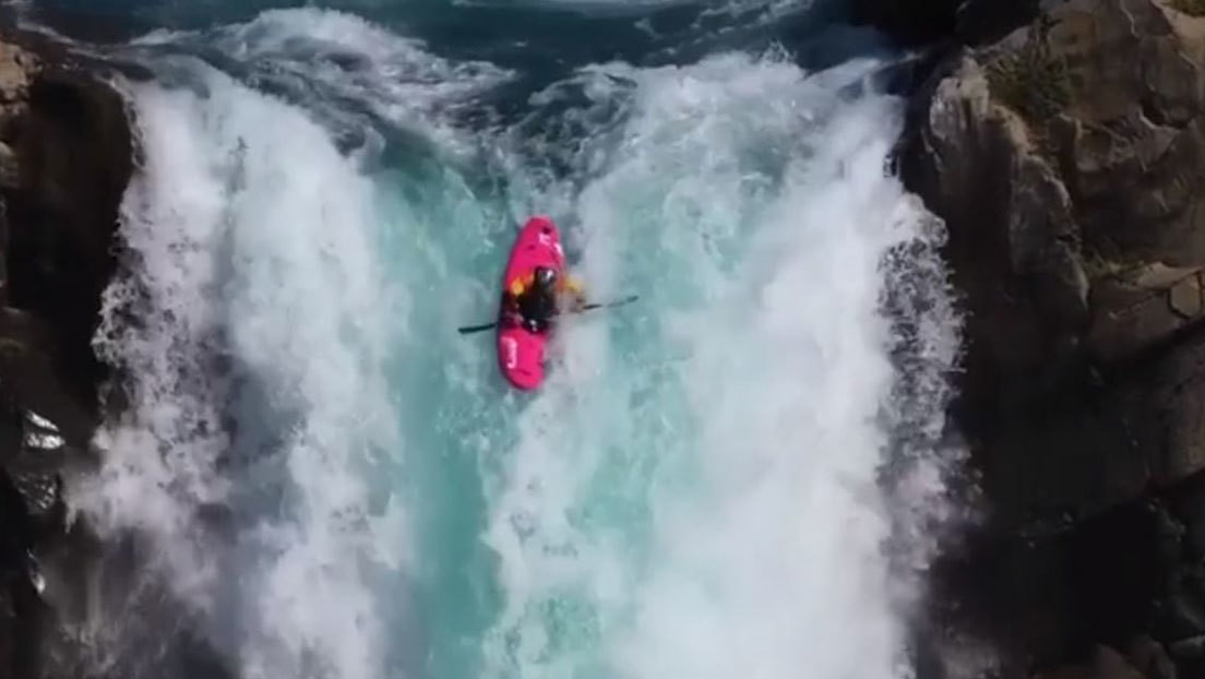 VIDEO: Un kayakista desafía la muerte en su épico descenso por una gran cascada en Chile