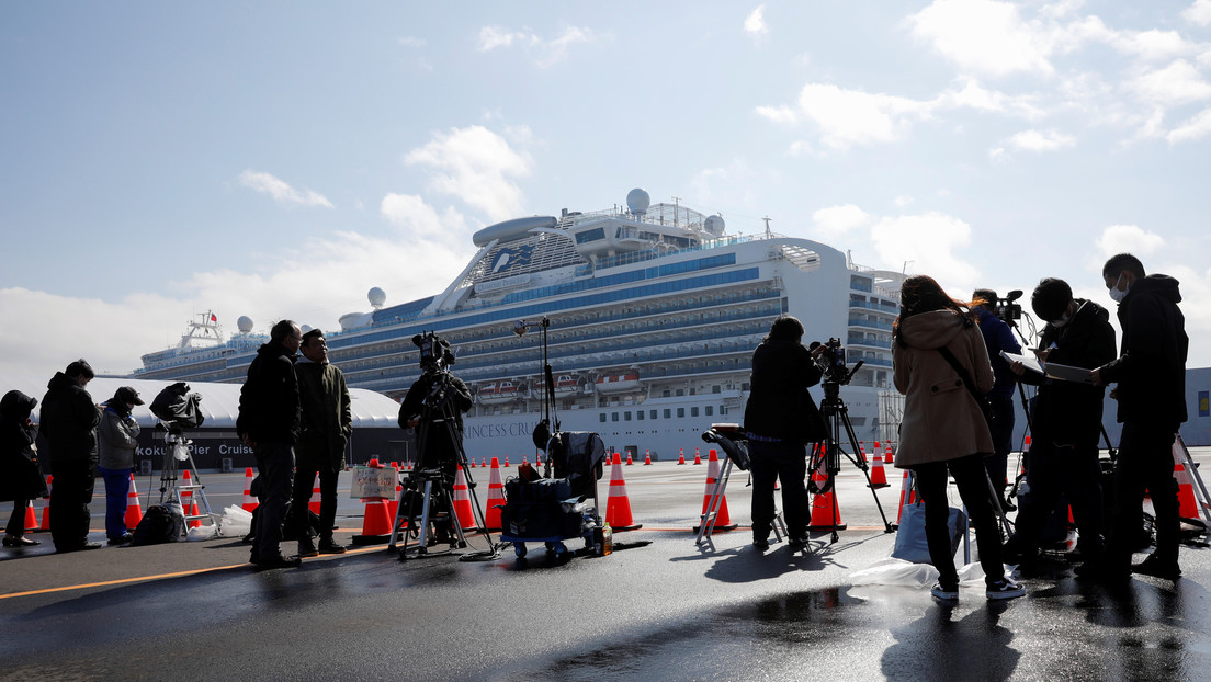 Asciende a 218 el número de infectados por el coronavirus en el crucero en cuarentena en Japón