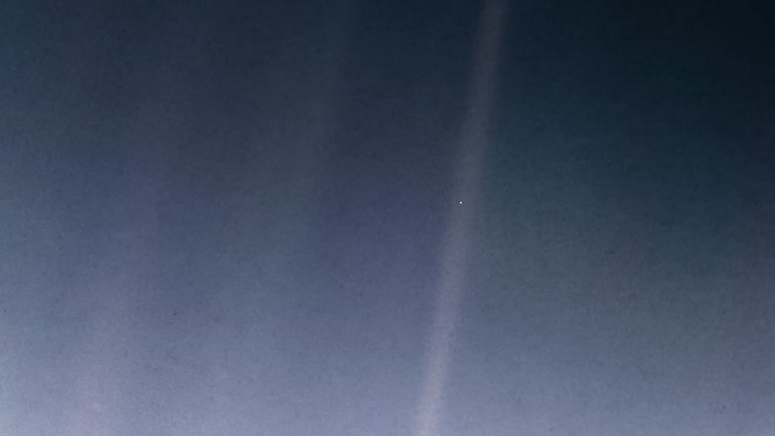 La NASA publica una nueva versión de la emblemática fotografía de la Tierra 'Un punto azul pálido', tomada por la sonda Voyager hace 30 años