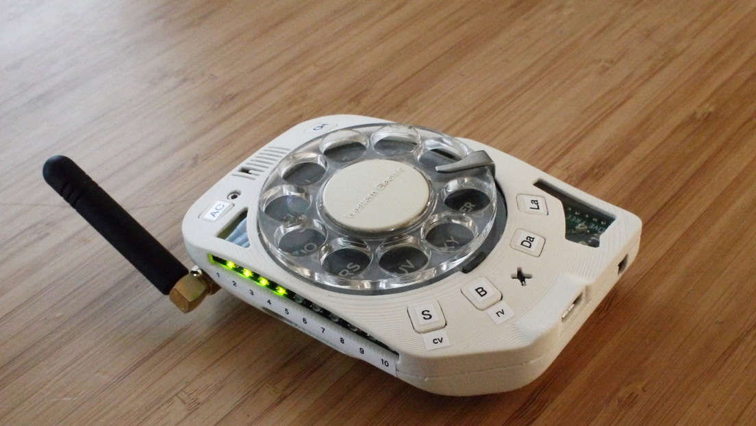 Ingeniera 'antipantallas' crea un celular retro con un disco giratorio para marcar (FOTOS)
