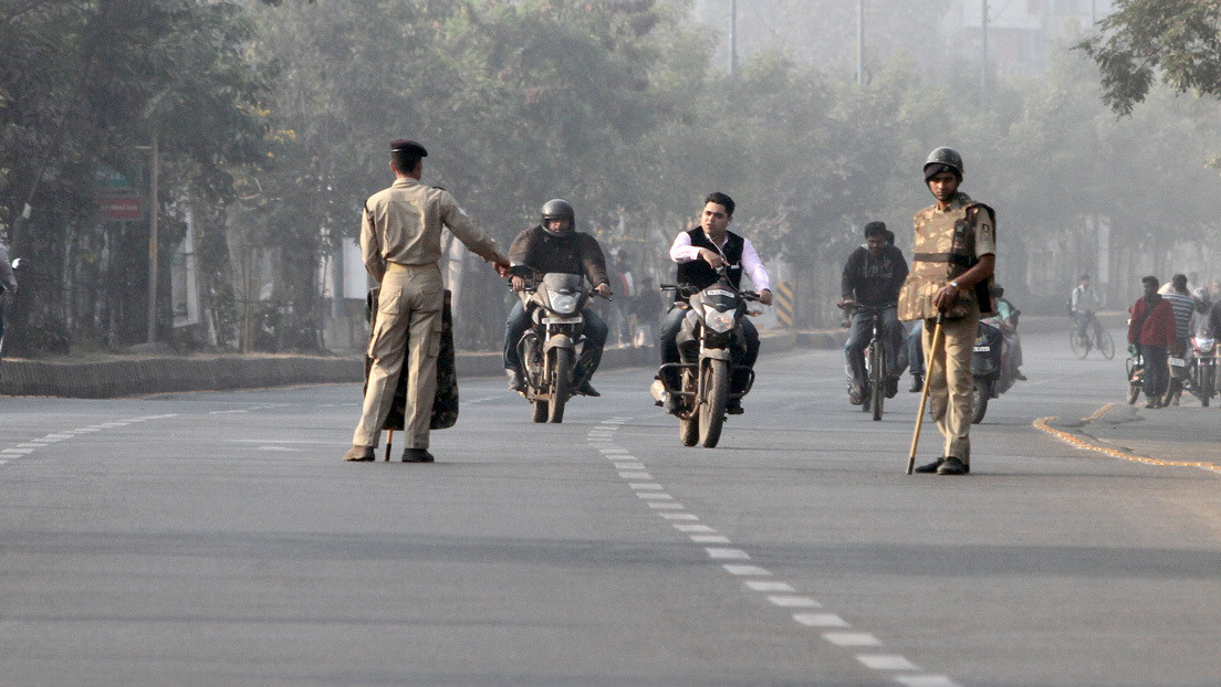 VIDEO: Motoristas arrastran a un policía de tránsito 500 metros a toda velocidad por la carretera en la India