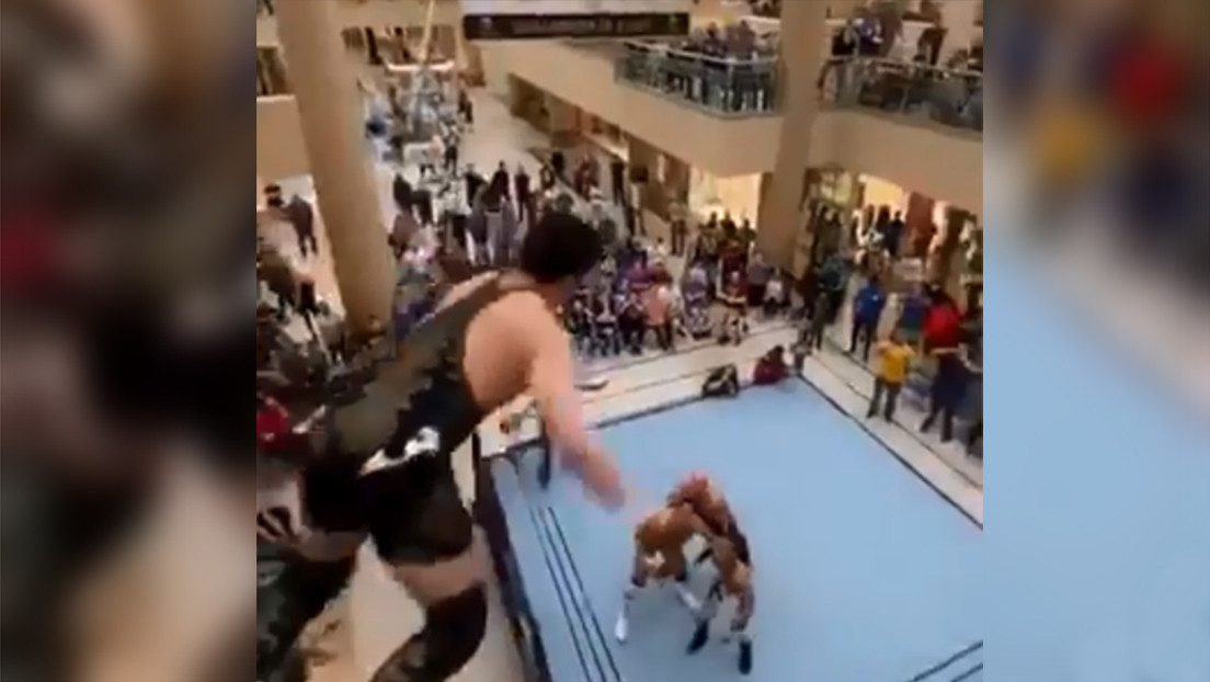 El loco momento en el que un luchador salta desde el segundo piso de un centro comercial sobre sus rivales en pleno combate
