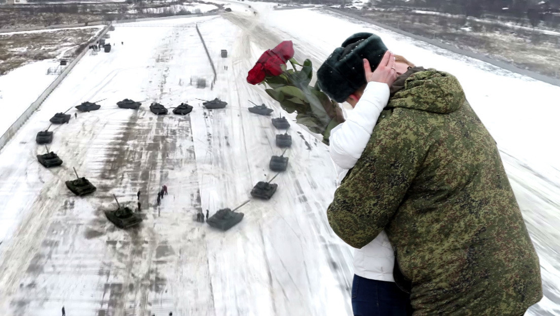 VIDEO: Un militar ruso construye un corazón con 16 tanques para pedir la mano de su novia