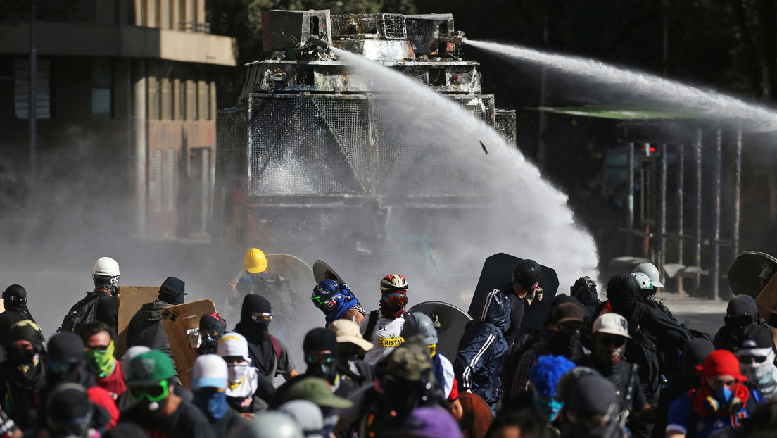 Incendios y disturbios en Santiago de Chile durante protesta bajo el lema "Un Valentín sin Rozas" para pedir la dimisión del jefe de Carabineros
