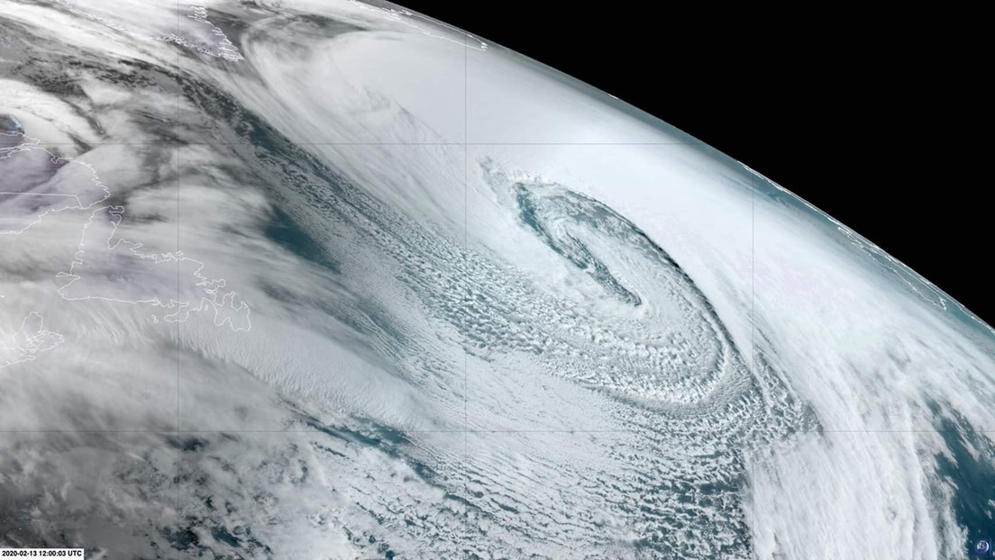 Imágenes de satélite muestran un 'ciclón bomba' formado sobre el Atlántico